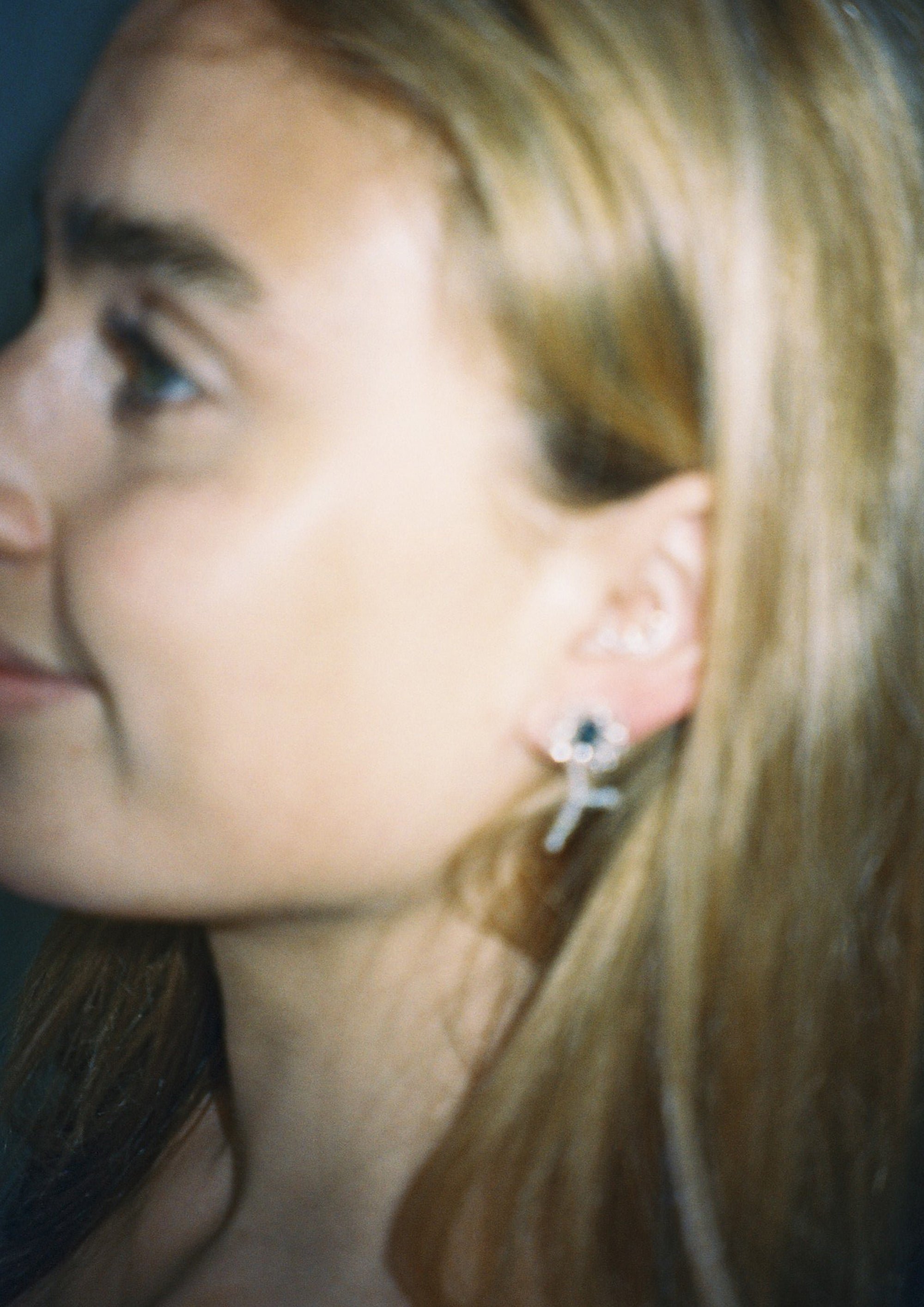 Silver Flor Ear Stick