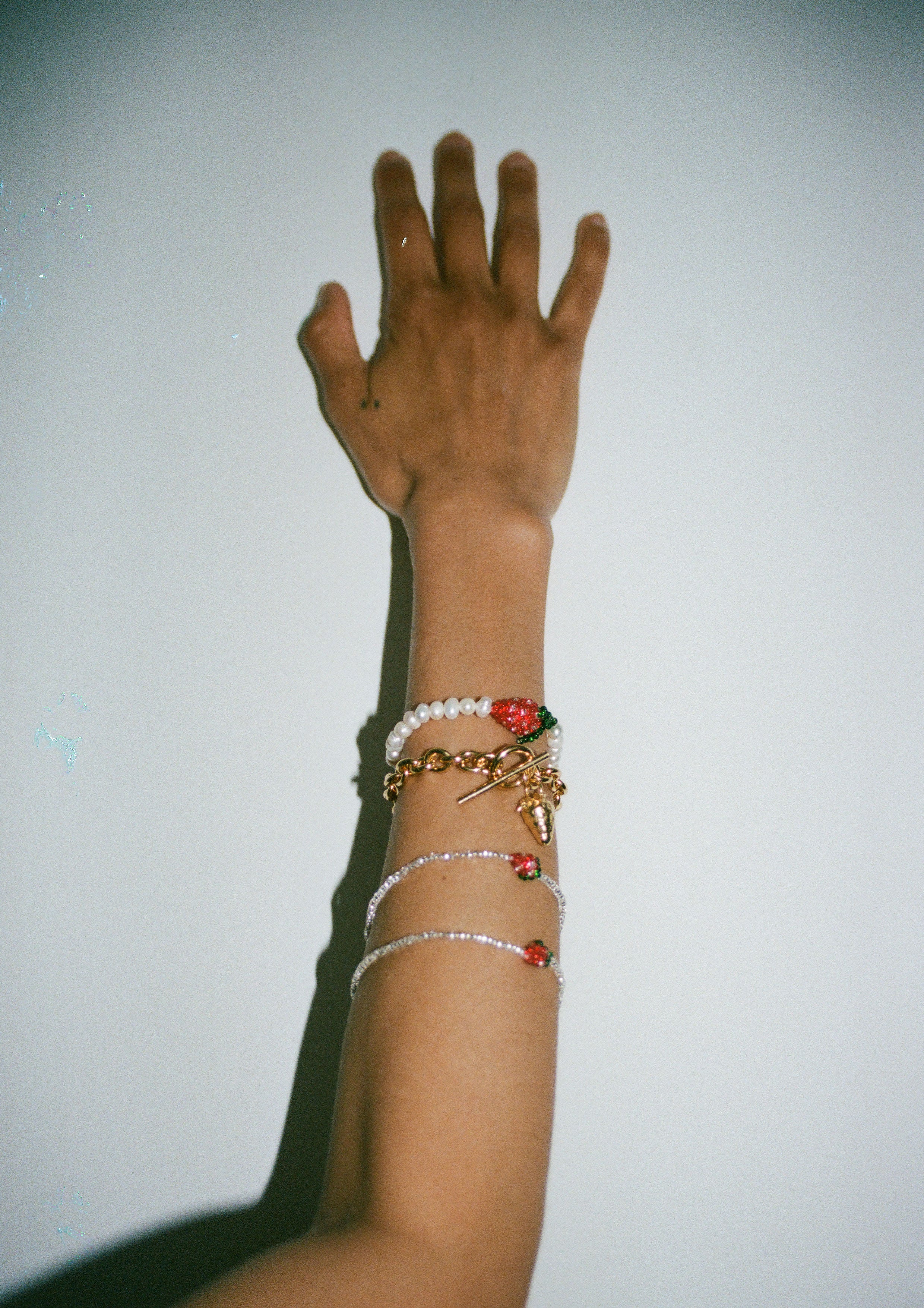 【関税込み】Pura Utz ホワイト Strawberry パール ブレスレット White Pearl Strawberry Bracelet by Pura Utz on Sale